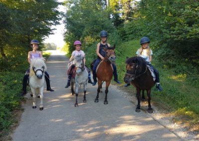 4 enfants sur leurs poneys