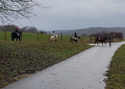 4 enfants sur leurs poneys