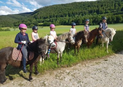 6 enfants sur leurs poneys