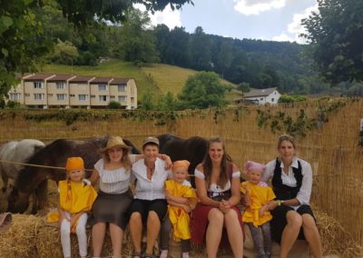 la famille dans leur écurie