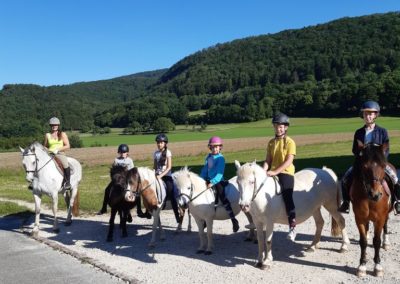 6 personnes sur leurs poneys