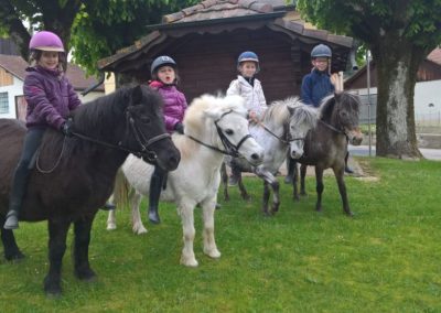 4 enfants sur leurs poneys