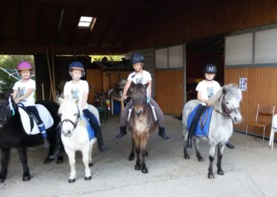 4 enfants sur leurs poney