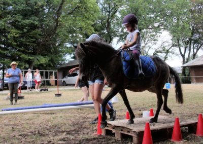 petite fille sur son poney