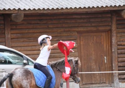 petite fille sur son poney