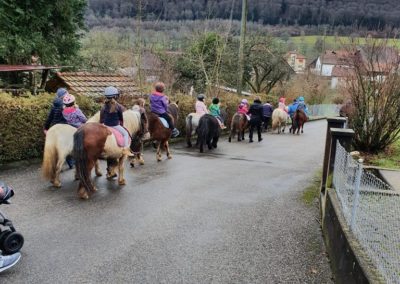 Ensemble d'enfants à poney